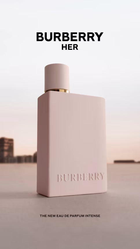 Energické gurmánské vůně: Burberry Her Eau de Parfum Intense - foto 2 | brand photo