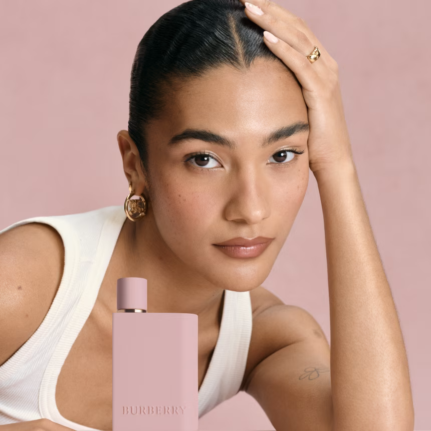 Burberry Her Parfum: Nová dámská vůně s Olivií Dean v hlavní roli