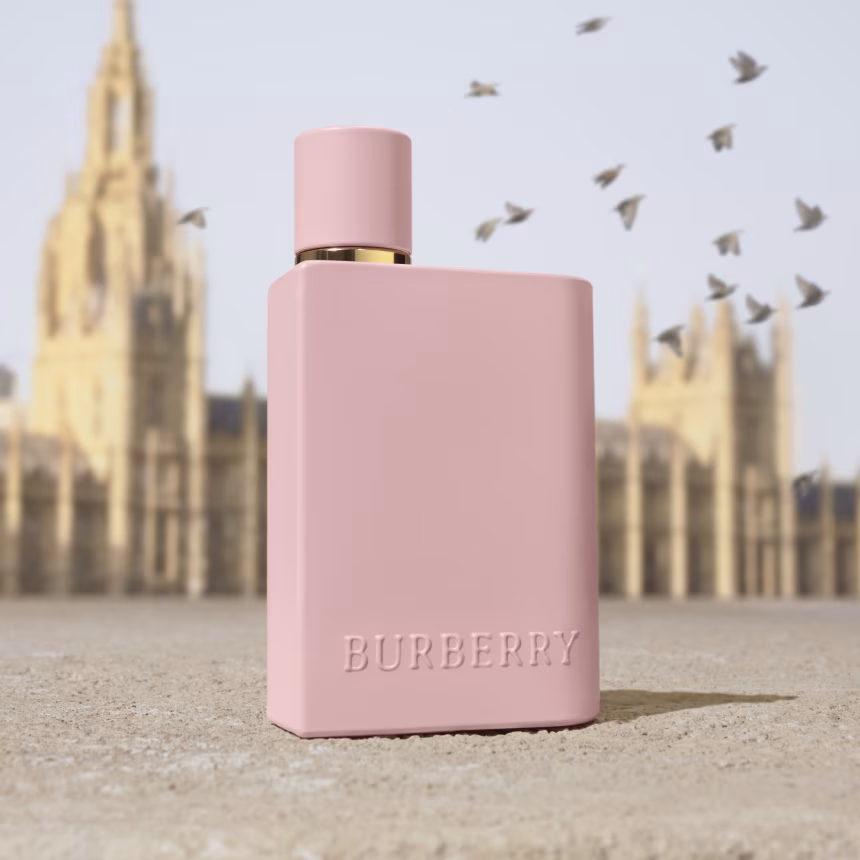Burberry Her Parfum: Nová dámská vůně s Olivií Dean v hlavní roli