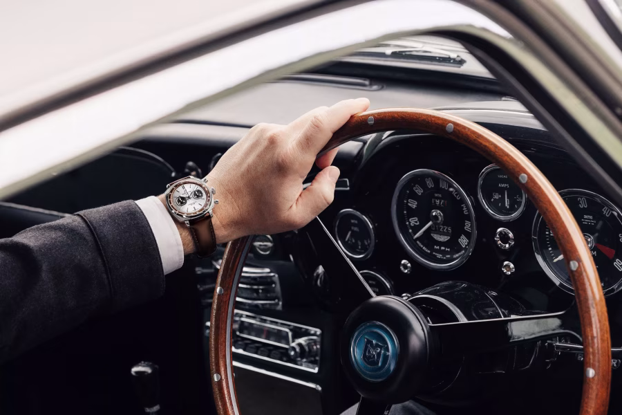 Čas a rychlost, znovu spojeni: Breitling a Aston Martin představují Top Time Tribute k poctě ikonickému DB5 - fotografie 2
